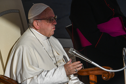 Папа Римский вышел к верующим после новостей о загадочном недомогании