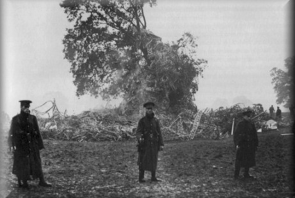 Обломки цеппелина L-31 Генриха Мати в пригороде Лондона. Дерево, на которое упал дирижабль Мати, живо до сих пор  