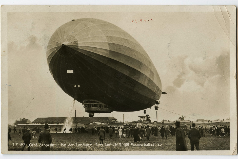 Graf Zeppelin (LZ-127) сбрасывает водяной балласт. Немецкая открытка 1931 года