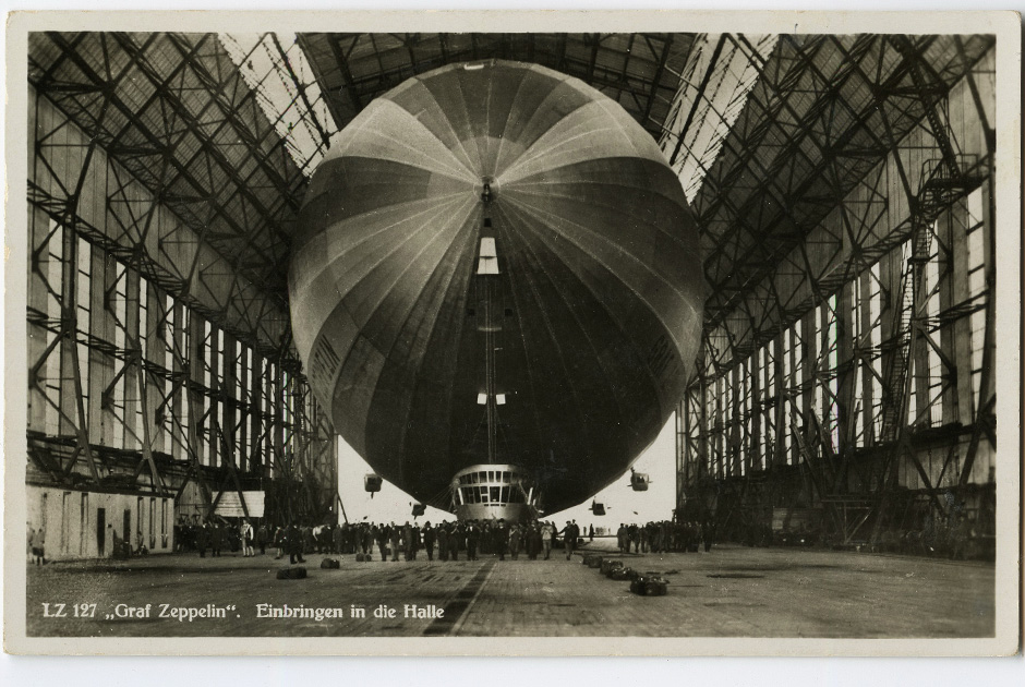 Graf Zeppelin (LZ-127) в эллинге. Немецкая открытка, июль 1936 года