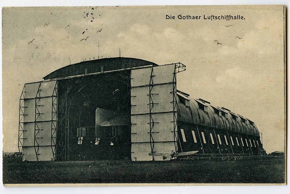 Германский цеппелин в эллинге. Справа небольшой аэроплан. Немецкая открытка 1915 года