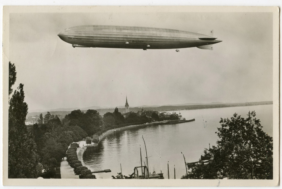 Дирижабль Graf Zeppelin (LZ-127) над Боденским озером. Немецкая открытка 1933 года