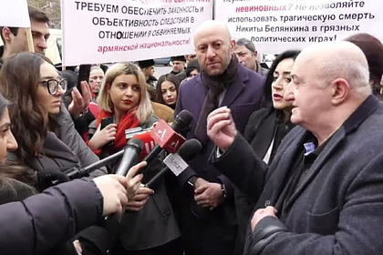 У посольства России в Ереване началась акция протеста из-за убийства спецназовца