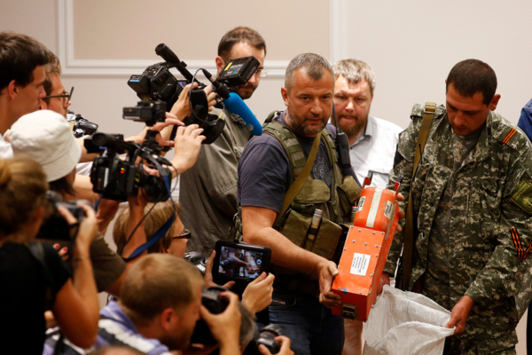 Представители ДНР демонстрируют черный ящик Боинга MH17