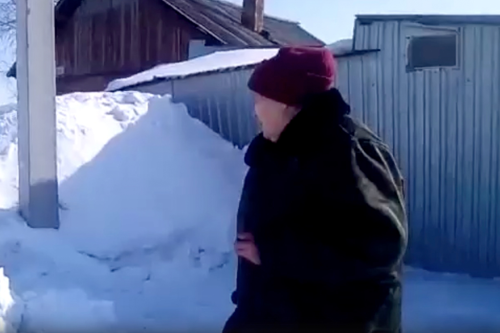 Переехали пенсионерку. Засыпало снегом на даче.