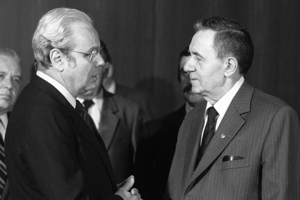 Министр иностранных дел СССР Андрей Громыко (справа) и генсек ООН Перес де Куэльяр (слева) 