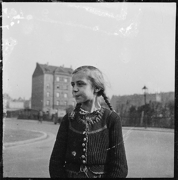 Портрет девочки на улице города. Австрия в составе Третьего рейха после аншлюса в 1938 году.