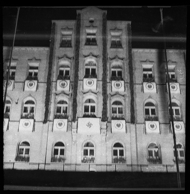 Одно из зданий, украшенных к празднованию присоединения Австрии к Германии. Вена, март 1938 года.
