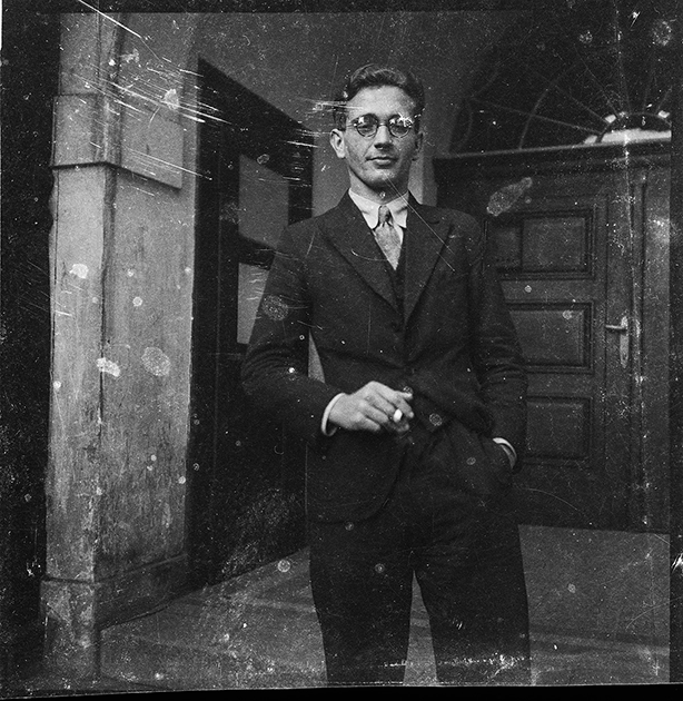 Портрет молодого человека с сигаретой у подъезда. Австрия в составе Третьего рейха после аншлюса в 1938 году.