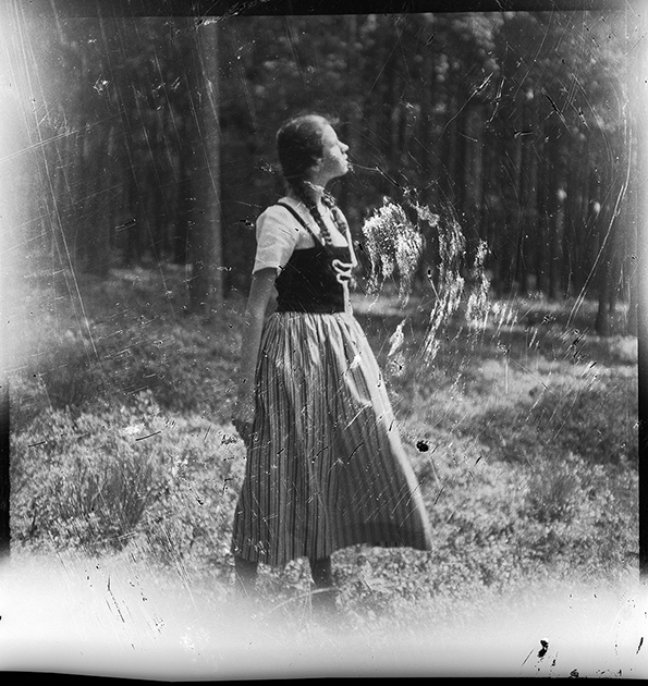 Портрет молодой австрийской девушки в лесу. Австрия в составе Третьего рейха после аншлюса в 1938 году.