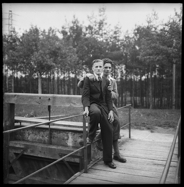 Портрет молодых австрийцев на мосту. Австрия в составе Третьего рейха после аншлюса в 1938 году.