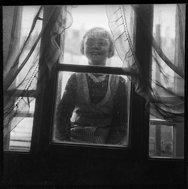 Портрет девочки за окном. Австрия в составе Третьего рейха после аншлюса в 1938 году.