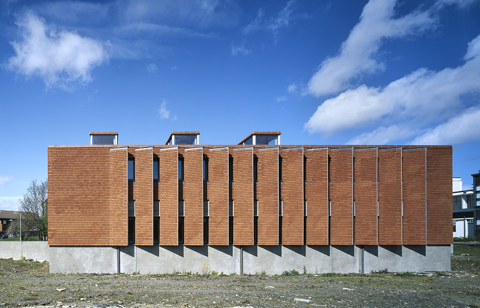 Эта «гармошка» — Ирландский институт урбанистики при Университетском колледже Дублина. Здание построили в 2002 году. Его облицовка  выполнена из терракотовой плитки (обожженная глина с пористой структурой), красного кирпича и гранитных плинтусов. 






