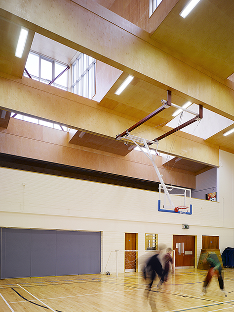 В школе есть четыре основные зоны: столовая (она же место для общего сбора), блок для классных занятий, технический флигель и спортзал. Крылья здания образуют «вертушку» с несколькими помещениями на открытом воздухе, защищенными от ветра, которые можно использовать в зависимости от задачи. 