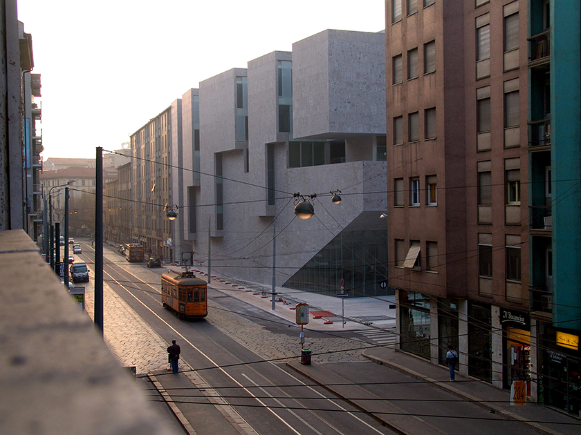 Построенный  в 2008 году Коммерческий университет имени Луиджи Боккони находится в итальянском Милане. Здание занимает целый городской квартал. Внутри есть лекционные залы, рассчитанные более чем на тысячу человек, кабинеты, конференц-залы, библиотека и кафе. 

