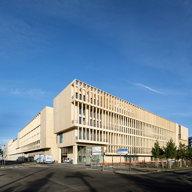 Корпус для французского института Mines-Télécom в городе Палезо недалеко от Парижа построили в 2019 году. В здании площадью 46,2 тысячи квадратных метров обучатся будущие специалисты в сфере технологий, промышленности и энергетики. 





