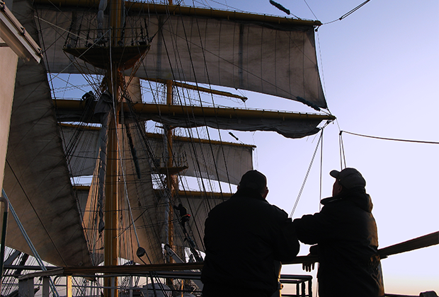 Капитан и старпом внимательно следят за работой курсантов на парусах