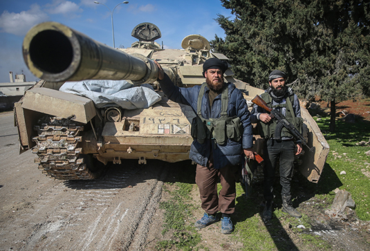 Боевики Свободной сирийской армии с захваченным танком правительственной армии в городе Саракиб 27 февраля