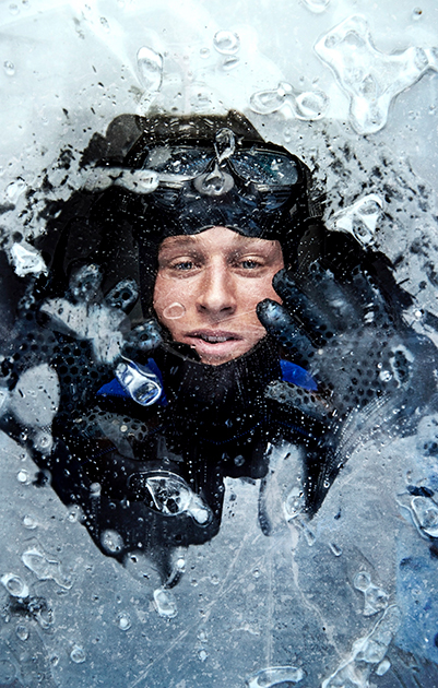 Еще один номинант в категории «Люди» — портрет датского спортсмена Андерса Хофмана, одного из основателей проекта Iceman, цель которого — показать людям, что все ограничения существуют только в их восприятии. Для этого датчанин устраивает триатлон-марафон в Антарктике: нужно проплыть 3,9 километра в ледяной воде, проехать 180 километров на велосипеде и пробежать 42,2 километра. 