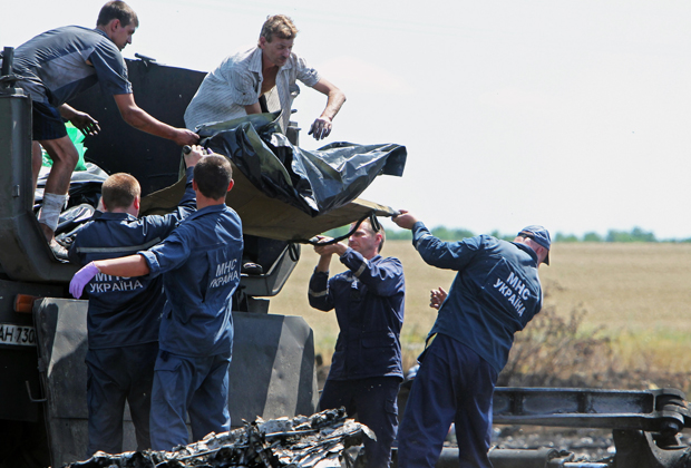Украинцы собирают останки погибших в результате катастрофы
