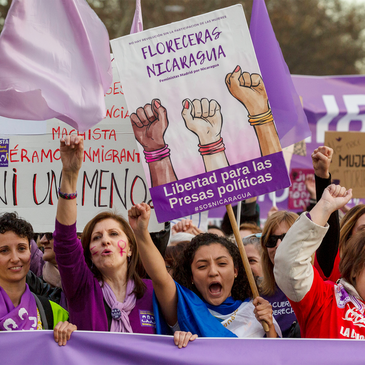 Флаг феминизма. Феминистки. Испанские феминистки. Казахстан феминистки. Феминизм в Испании.
