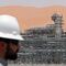 Рабочий саудовской нефтяной госкомпании Saudi Aramco