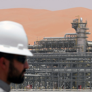 Рабочий саудовской нефтяной госкомпании Saudi Aramco
