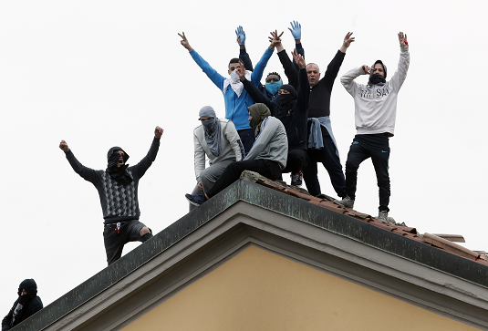 Заключенные протестуют на крыше тюрьмы в Италии