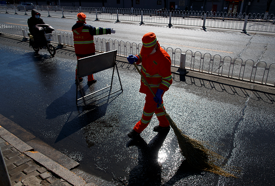 Обработка улиц Пекина дезинфицирующими средствами