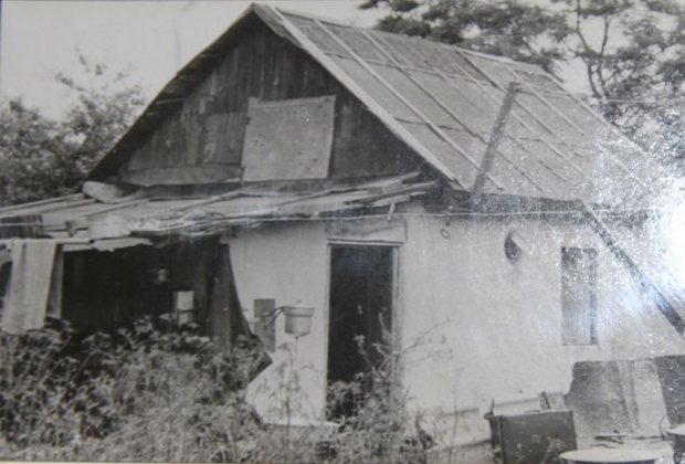 банда толстопятовых в ростове история. pic 6bcdeda4c8867bd9526ce8b4a026bfa3. банда толстопятовых в ростове история фото. банда толстопятовых в ростове история-pic 6bcdeda4c8867bd9526ce8b4a026bfa3. картинка банда толстопятовых в ростове история. картинка pic 6bcdeda4c8867bd9526ce8b4a026bfa3. В 2010 году в Ростове-на-Дону был разработан новый экскурсионный маршрут по городу – "Ростов-папа". В свое время этот областной центр считался одним из самых криминальных городов России, который разделял малопривлекательный для большинства горожан статус с "Одессой-мамой". В ходе автобусно-пешеходной экскурсии туристам показывают места, связанные с нашумевшими преступлениями, предлагают осмотреть район, где некогда располагались воровские "малины". В число туристических объектов, например, попал сохранившийся с дореволюционных лет дворик на улице Станиславского, где, как писало, в частности, издание "Деловой Ростов", в 1909 году собиралась банда "Черная маска", грабившая крупные магазины города. "Именно в этом дворике разворачивались события, положенные в основу некоторых эпизодов фильма "Место встречи изменить нельзя". В кино – "Черная кошка", в жизни – "Черная маска"", – сообщала газета Ростовской области "Наше время". (Читайте версию "Право.Ru" о "Черной кошке" как главном бренде послевоенного криминального разгула.) Также в маршрут включено посещение места, где некогда находилось Общество кредита взаимного доверия. Здесь было совершено "ограбление века": преступники прорыли под зданием 36-метровый туннель и похитили из сейфа несколько десятков миллионов полновесных николаевских рублей, принадлежавших самым богатым и влиятельным людям юга России. банда толстопятовых в ростове история. pic 6bcdeda4c8867bd9526ce8b4a026bfa3. банда толстопятовых в ростове история фото. банда толстопятовых в ростове история-pic 6bcdeda4c8867bd9526ce8b4a026bfa3. картинка банда толстопятовых в ростове история. картинка pic 6bcdeda4c8867bd9526ce8b4a026bfa3. В 2010 году в Ростове-на-Дону был разработан новый экскурсионный маршрут по городу – "Ростов-папа". В свое время этот областной центр считался одним из самых криминальных городов России, который разделял малопривлекательный для большинства горожан статус с "Одессой-мамой". В ходе автобусно-пешеходной экскурсии туристам показывают места, связанные с нашумевшими преступлениями, предлагают осмотреть район, где некогда располагались воровские "малины". В число туристических объектов, например, попал сохранившийся с дореволюционных лет дворик на улице Станиславского, где, как писало, в частности, издание "Деловой Ростов", в 1909 году собиралась банда "Черная маска", грабившая крупные магазины города. "Именно в этом дворике разворачивались события, положенные в основу некоторых эпизодов фильма "Место встречи изменить нельзя". В кино – "Черная кошка", в жизни – "Черная маска"", – сообщала газета Ростовской области "Наше время". (Читайте версию "Право.Ru" о "Черной кошке" как главном бренде послевоенного криминального разгула.) Также в маршрут включено посещение места, где некогда находилось Общество кредита взаимного доверия. Здесь было совершено "ограбление века": преступники прорыли под зданием 36-метровый туннель и похитили из сейфа несколько десятков миллионов полновесных николаевских рублей, принадлежавших самым богатым и влиятельным людям юга России.