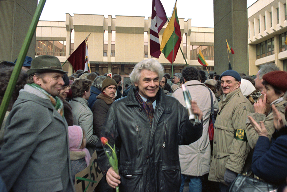 Депутаты идут на заседание, 10 марта 1990 года