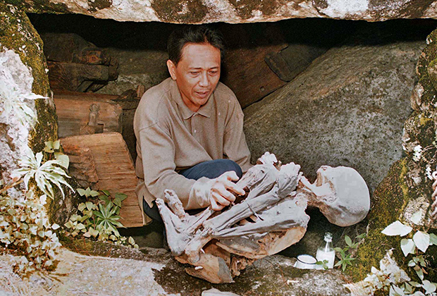Представитель Филиппинского национального музея с 800-летней мумией