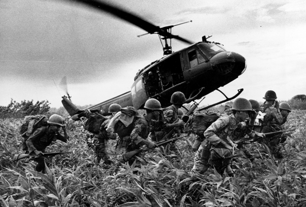 Южновьетнамские морпехи бегут к вертолету. Июнь 1970 года