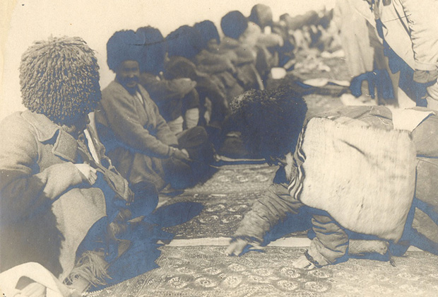 На ковровом базаре. Закаспийская область, город Асхабад, примерно 1919 год