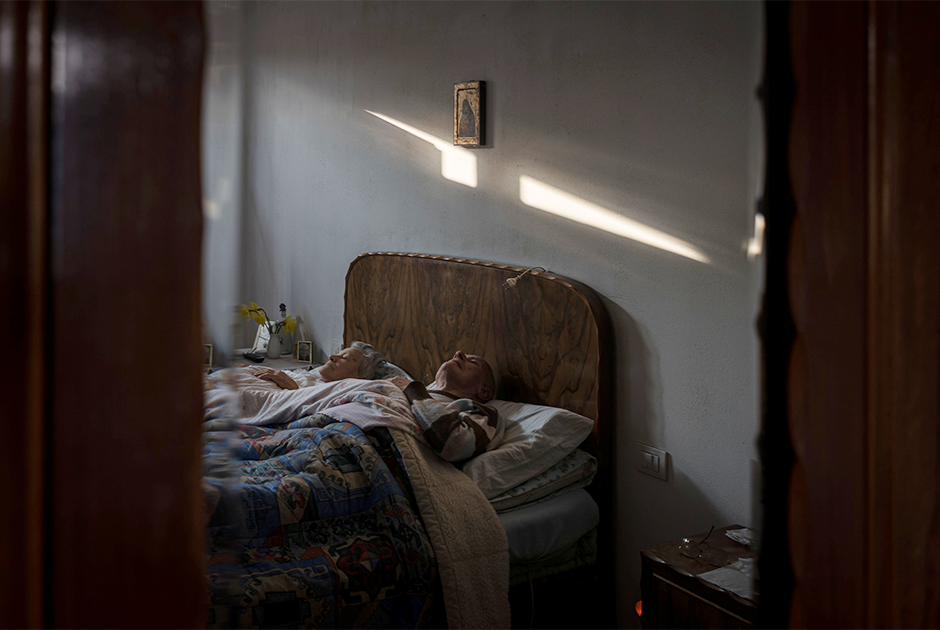 Умиротворение и размеренность — такая атмосфера царит в доме коренных жителей Сан-Фьорано, 87-летнего Джино Верани (Gino Verani) и его 85-летней жены Инес Прандини (Ines Prandini). Они мирно спят и даже не подозревают, что внук снимает их на камеру.