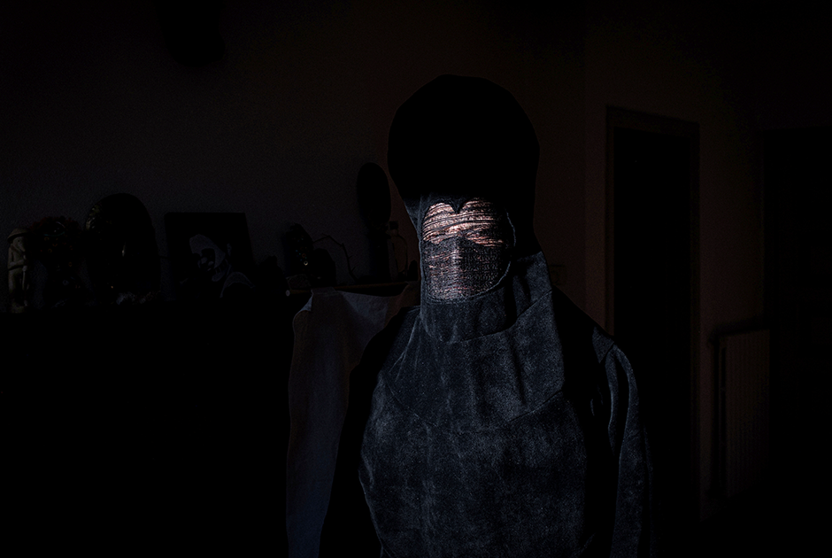 Итальянский художник, работающий в Кодоньо под псевдонимом DEM, начал создавать черные маски еще до вспышки китайского вируса. Согласно его концепции, они символизируют страх человека перед неизвестным. Теперь же его творчество приобрело еще более мрачный смысл.  