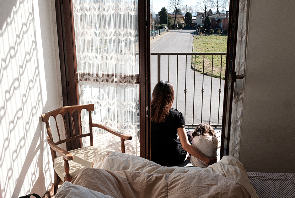 Бьянка сидит на балконе дома в Сан-Фьорино вместе со своей мамой, 31-летней Кьярой Зуддас (Chiara Zuddas). Их глазам открываются облитые весенним солнцем городские улицы, обездвиженные и безлюдные. Выйдя за пределы собственного дома, нужно быть к готовым к остановке и проверке полицией.