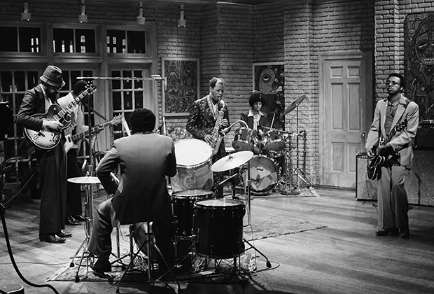Орнетт Коулман и его группа Prime Time выступают на шоу Saturday Night Live в 1979 году