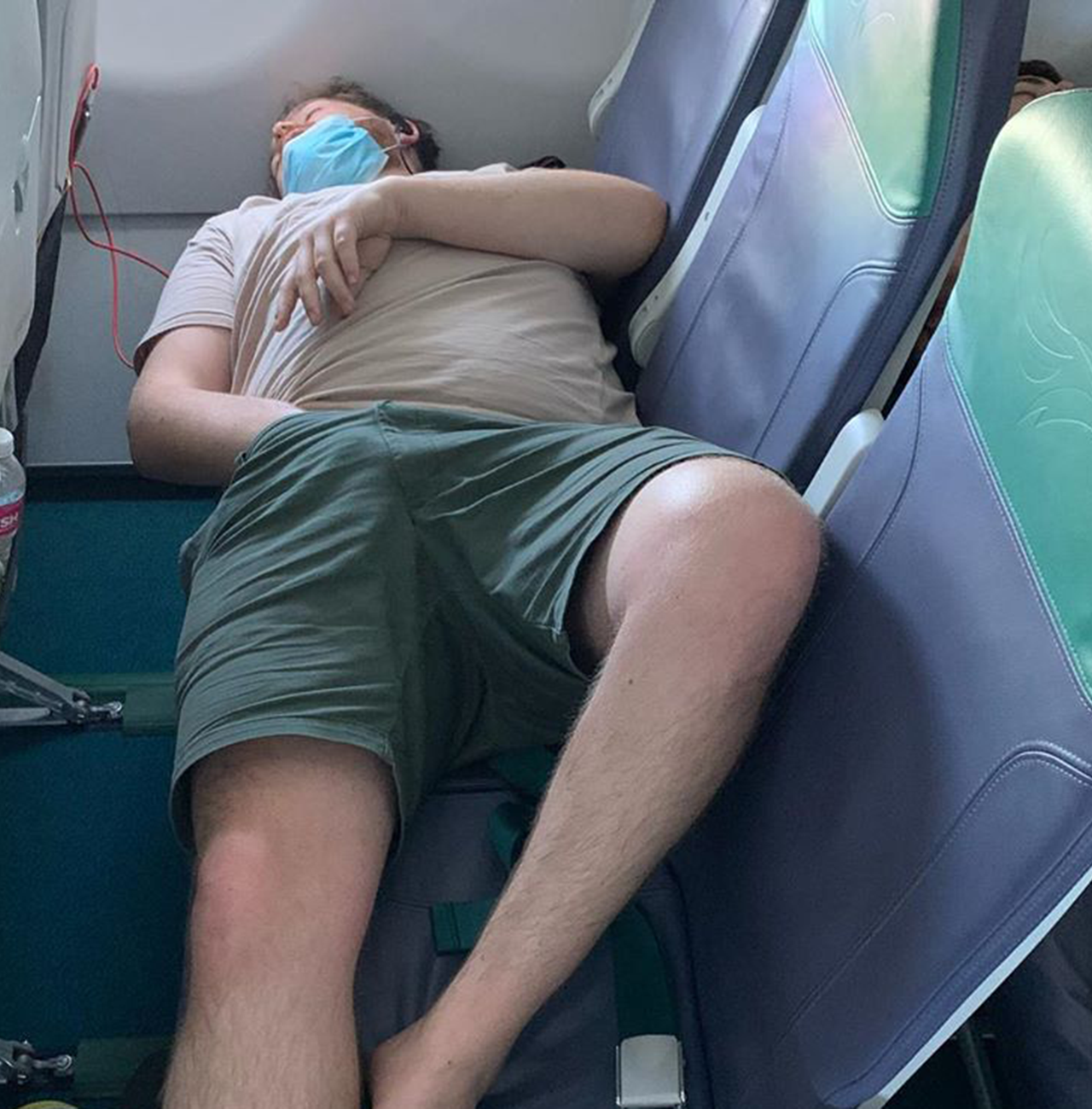 Люди спят в самолете