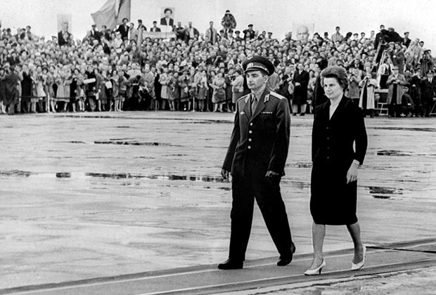 Валентина Терешкова и Валерий Быковский во время торжественной встречи в аэропорту после полета, 1963 год
