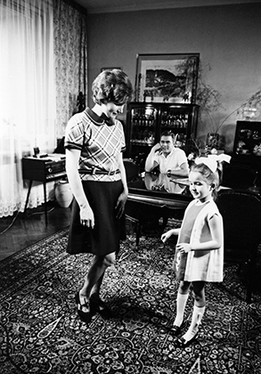 Терешкова дома с дочерью и мужем, 1970 год