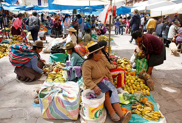 Женщины на открытом рынке в Писаке