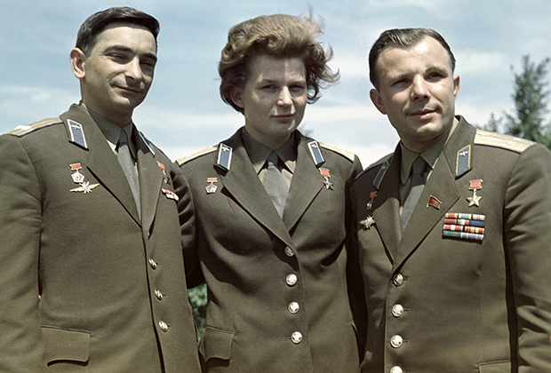 Валентина Терешкова с космонавтами Юрием Гагариным и Валерием Быковским, 1965 год