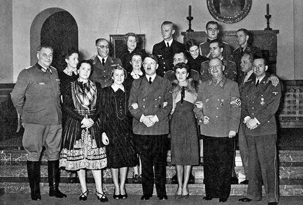 Адольф Гитлер с Евой и собаками Негусом и Катюшкой