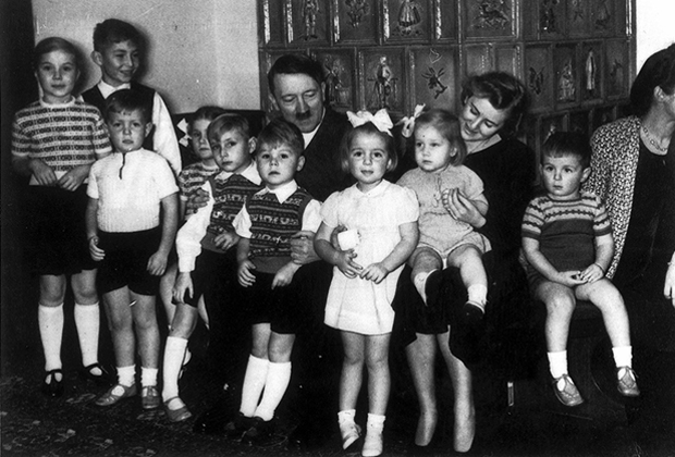 Адольф Гитлер и Ева Браун поздравляют детей с Новым 1940-м годом