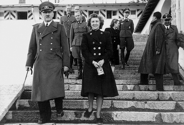 Адольф Гитлер с Евой и собаками Негусом и Катюшкой
