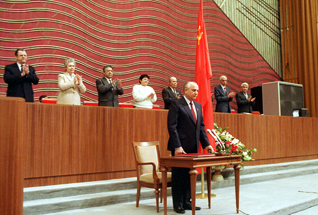 Горбачев принимает присягу президента СССР. 15 марта 1990 года
