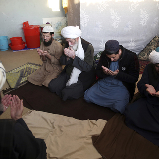 Талибы-заключенные молятся