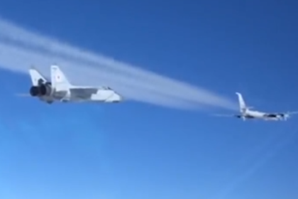 Выполнившие полет в районе Аляски российские Ту-142 показали на видео