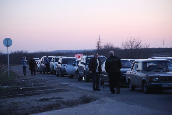 Очередь из автомобилей на КПП между Украиной и ДНР
